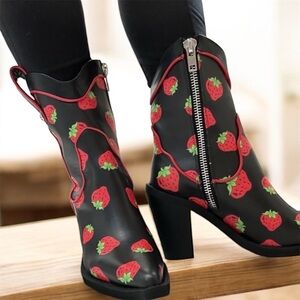 💌 DOLLS KILL x STRAWBERRY 🍓SHORTCAKE 
MEADOW COWBOY BOOTS black 7 NEW